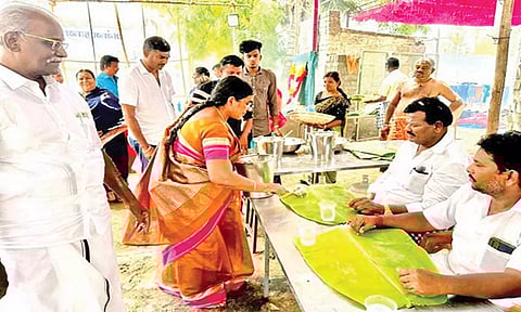 திருச்செந்தூருக்கு பாதயாத்திரையாக செல்லும் பக்தர்களுக்கான அன்னதான நிகழ்ச்சியை ஆறுமுகநேரி பேரூராட்சி தலைவர் கலாவதி கல்யாணசுந்தரம் தொடங்கி வைத்த போது எடுத்த படம். அருகில் துணைத் தலைவர் கல்யாணசுந்தரம் உள்ளார்.