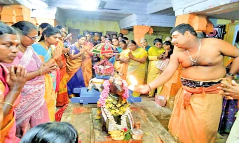 சிவகிரி மீனாட்சி அம்மன் கோவிலில் வளர்பிறை பிரதோஷ சிறப்பு பூஜைகள் நடைபெற்ற போது எடுத்த படம்.