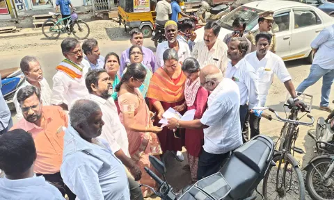 சாலை விரிவாக்க பணிக்காக அளவீடு செய்யும்  பணியை கோட்ட ெபாறியாளர் ஆய்வு செய்த காட்சி.