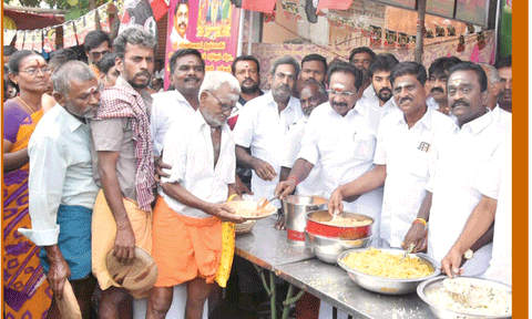&nbsp;வைகாசி விசாகத்தை முன்னிட்டு திருப்பரங்குன்றம் முருகன் கோவிலுக்கு சென்ற பக்தர்களுக்கு கவுன்சிலர் கருப்புசாமி ஏற்பாட்டில் பைக்காராவில் நடந்த அன்னதானத்தை முன்னாள் அமைச்சர் செல்லூர் ராஜூ தொடங்கி வைத்தார்.
