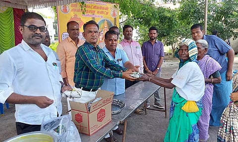 சமூக ஆர்வலர்கள் ஆதரவற்றோருக்கு உணவு வழங்கிய போது எடுத்த படம்.