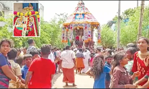 வலங்கைமான் வைத்தீஸ்வரர் கோவிலில் நடந்த தேரோட்டத்தில் பக்தர்கள் வடம் பிடித்த காட்சி. (உள்படம்: சிறப்பு அலங்காரத்தில் தேரில் எழுந்தருளிய சுவாமி- அம்பாள்).
