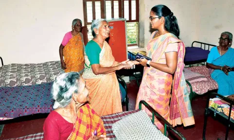 முதியோர் இல்லஙகளில் கலெக்டர் சாருஸ்ரீ பார்வையிட்டு ஆய்வு செய்தார்.