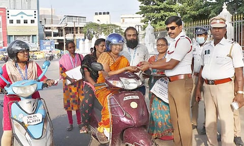 போக்குவரத்து இன்ஸ்பெக்டர் ரவிச்சந்திரன் வெள்ளி நாணயம் பரிசு வழங்கினார்.