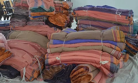 இலவச வேட்டி, சேலை உற்பத்திக்கு 30 சதவீத கூலி உயர்வை வழங்க வேண்டும்