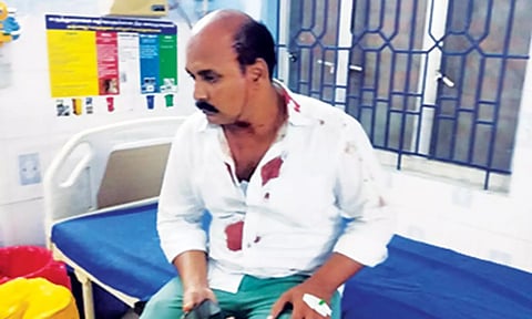 ஆஸ்பத்திரியில் சிகிச்சை பெறும் பாண்டியன்.