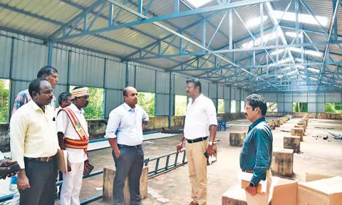 மைய நூலகத்தில் கட்டப்பட்டு வரும் மேற்கூரையினை கலெக்டர் பார்வையிட்டு ஆய்வு செய்தார்.