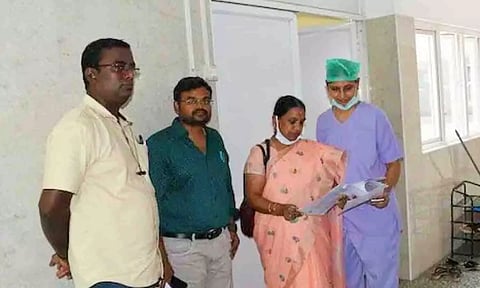 தனியார் ஆஸ்பத்திரியில் மருத்துவ குழுவினர் ஆய்வு செய்த காட்சி.&nbsp;