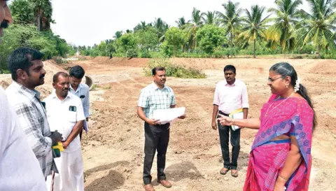 வரட்டாறு அணைப்பகுதியில் தூர்வாரும் பணிகளை கலெக்டர் உமா பார்வையிட்டு ஆய்வு செய்த காட்சி.