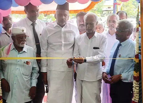 முத்துப்பேட்டையில் வங்கி கிளையை அனைத்து முஹல்லா தலைவர் முகம்மது அலி என்ற ஜெர்மன் அலி திறந்து வைத்த காட்சி.