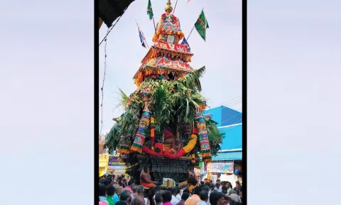தேரோட்டம் நடந்ததையும், அதனை வடம்பிடித்து இழுத்த பக்தர்களையும் படத்தில் காணலாம்.
