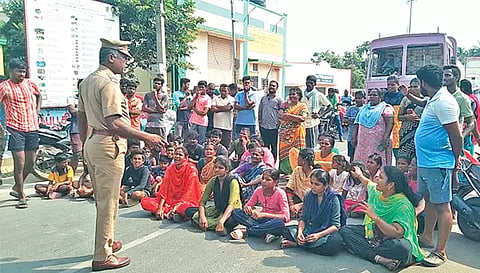 பொதுமக்கள் சாலை மறியலில் ஈடுபட்ட காட்சி.