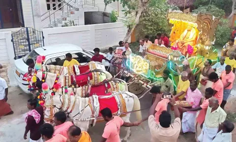 டெல்லியில் சென்று திரும்பிய திருவாவடுதுறை ஆதீனத்துக்கு கிராமமக்கள் உற்சாக வரவேற்பு அளித்தனர்.
