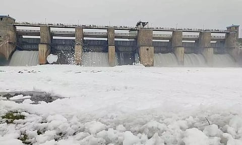 தென்பெண்ணை ஆற்றில் ரசாயன நுரை பனிக்கட்டிகளை போல மிதப்பதை படத்தில் காணலாம்.