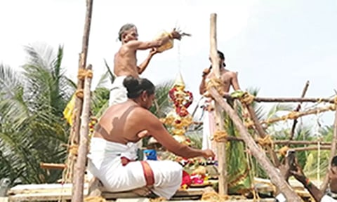 &nbsp;கோபுர கலசத்தில் புனிதநீர் ஊற்றி கும்பாபிஷேகம் நடந்தது.