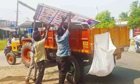 காங்கயத்தில் வைக்கப்பட்டிருந்த விளம்பர பதாகைகளை நகராட்சி ஊழியர்கள் அகற்றிய போது எடுத்த படம்.