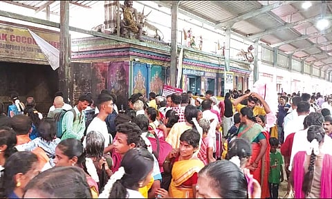 நளன் குளத்தை ஒட்டியுள்ள தேங்காய் உடைக்கும் இடத்தில் பக்தர்கள் கூட்டம்