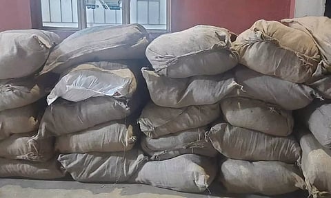 வெங்காய மூட்டைக்குள் மறைத்து கடத்திய ரூ.8 லட்சம் போதை பொருட்கள் சிக்கியது- வாலிபர்கள் 2 பேர் கைது