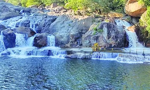 பணக்காரர்கள் மட்டுமே செல்லும் அருவியாக மாறிப்போன மணிமுத்தாறு அருவி