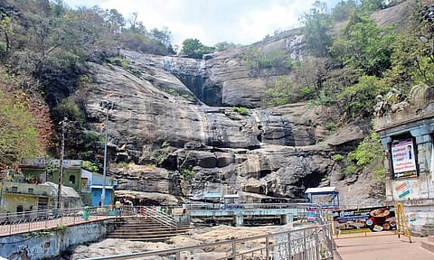 தண்ணீரின்றி முற்றிலும் வறண்டு காணப்படுகிறது குற்றாலம்: சீசன் தொடங்குவது எப்போது?