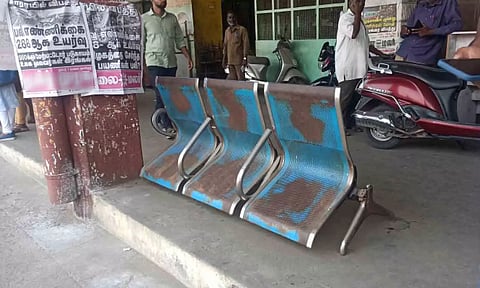 பழுதடைந்துள்ள நாற்காலிகளை படத்தில் காணலாம்.&nbsp;