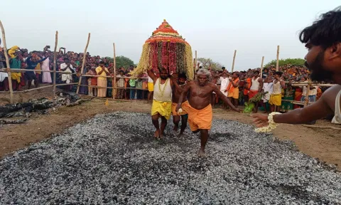 பக்தர்கள் தீமித்து நேர்த்தி கடன் செலுத்தியதை படத்தில் காணலாம்.