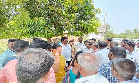 அண்ணா கிராமம் ஒன்றிய தி.மு.க. செயலாளர் வெங்கட்ராமன் அதிகாரிகளுடன் பேச்சுவார்த்தை  நடத்திய காட்சி.