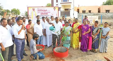 மேயர் ஜெகன் பெரியசாமி மரக்கன்றுகள் நட்ட காட்சி.