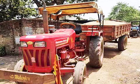 மண் கடத்திய டிராக்டர் பறிமுதல்