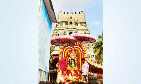 கருட சேவை ஊர்வலம்
