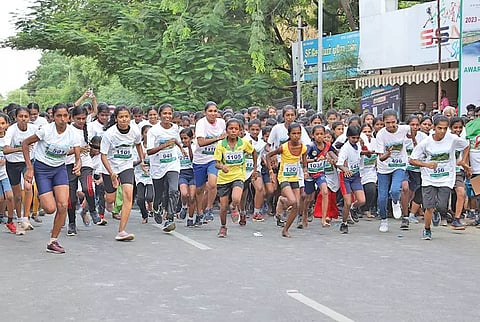 &nbsp;மாரத்தான் போட்டியில் கலந்து கொண்டு ஓடியவர்களை படத்தில் காணலாம்.