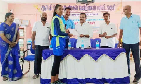 &nbsp;ஓசூர் ஆர்வி அரசு ஆண்கள் மேல்நிலைப்பள்ளியில் நடந்த விழாவில், ஒரு மாணவிக்கு சான்றிதழை மேயர் சத்யா வழங்கிய காட்சி.