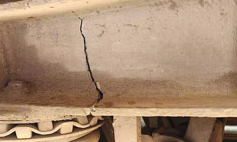 கொல்லம்-சென்னை ரெயிலில் அடிச்சட்டத்தில் விரிசல் ஏற்பட்டு இருப்பதை படத்தில் காணலாம்.