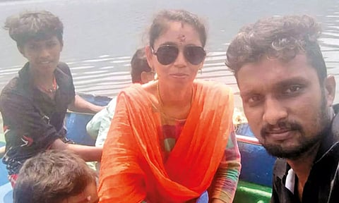 தண்ணீரில் மூழ்குவதற்கு சில நிமிடங்களுக்கு முன்பு ஜனார்த்தனன்-பவித்ரா தம்பதி படகு சவாரியின்போது எடுத்த படம்.