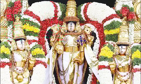 உற்சவர்களான ஸ்ரீதேவி, பூதேவி, மலையப்பசாமி தங்க கவசத்தில் பக்தர்களுக்கு அருள்பாலித்த காட்சி.