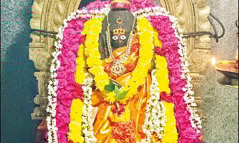 திருமருகல் மகாமாரியம்மன் கோவிலில் வைகாசி திருவிழா பூச்சொரிதல் நிகழ்ச்சியுடன் தொடங்கியது