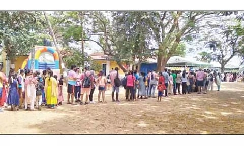 நோணாங்குப்பத்தில் காத்திருந்து படகு சவாரி செய்த சுற்றுலா பயணிகள்
