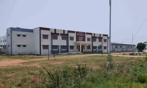 உடுமலை அரசினர் தொழிற்பயிற்சி நிலையத்தை படத்தில் காணலாம்.