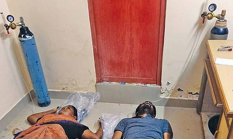 பிளாஸ்டிக் கவரால் முகத்தை மூடி நைட்ரஜன் வாயுவை சுவாசித்து தாய்-மகன் தற்கொலை