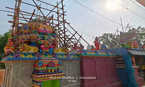 கும்பாபிஷேகத்துக்கான சாரம் அமைக்கும் பணி நடைபெற்ற காட்சி.