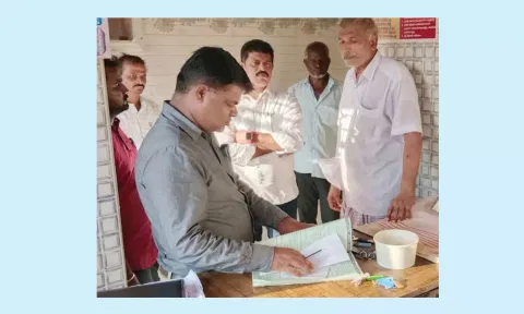 விடுதியில் ஆய்வு செய்த தாசில்தார் பழனிக்குமார்.