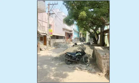 பேவர் பிளாக் கற்களுடன் மறுபக்கம் மணல் குவியலும் இருப்பதால் வாகனங்களை இயக்க வாகனம் ஓட்டிகள் பெரும் சிரமம் அடைந்து வருகின்றனர்.