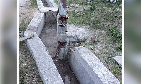 அடி பம்பு அகற்றாமல் அமைக்கப்பட்ட கழிவு நீர் கால்வாய்