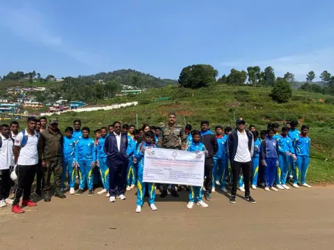 குன்னூர் ராணுவ மைய பகுதியை துப்புரவு செய்த மாணவர்கள்