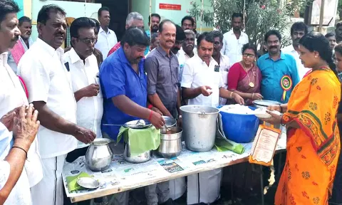 யூனியன் சேர்மன் பொன் முத்தையாபாண்டியன், பேரூராட்சி மன்ற தலைவர் கோமதிசங்கரி சுந்தரவடிவேலு ஆகியோர் அன்னதானம் வழங்கிய போது எடுத்த படம்.