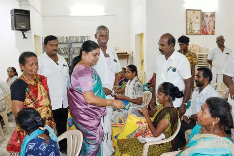 மாற்றுத்திறனாளிகளுக்கு அமைச்சர் கீதாஜீவன் நலத்திட்ட உதவிகளை வழங்கிய காட்சி.