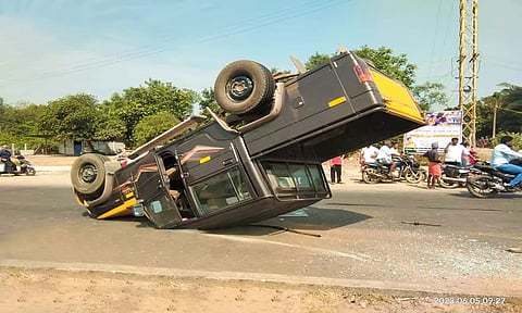 தலைகுப்புற கவிழ்ந்து கிடக்கும் வாகனத்தை படத்தில் காணலாம்.