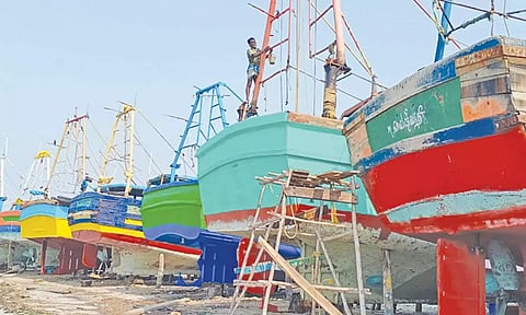 விசைப்படகுகள் பராமரிப்பு மற்றும் வர்ணம் பூசும் பணி நடந்தது.