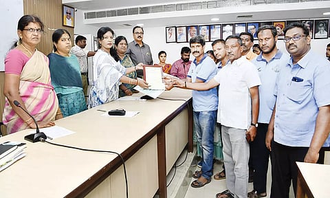 உலக சுற்றுச்சூழல் தினத்தை முன்னிட்டு பசுமை முதன்மையாளர் விருதினை கலெக்டர் ஷஜீவனா வழங்கினார்.