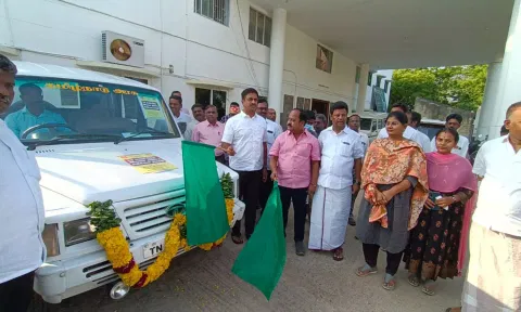 அல்லேரி மலைக்கு ஜீப் வடிவிலான ஆம்புலன்சு சேவையை கலெக்டர் குமாரவேல் பாண்டியன், நந்தகுமார் எம்.எல்.ஏ. தொடங்கி வைத்த காட்சி.